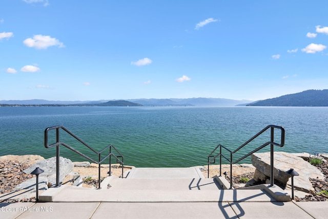 water view with a mountain view
