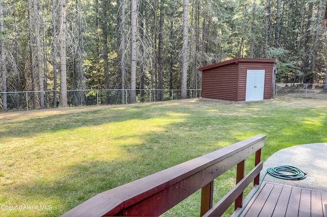 view of yard featuring a storage shed