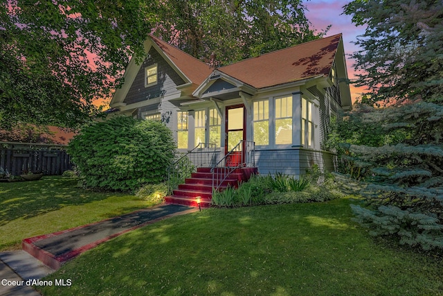 view of front of property featuring a lawn