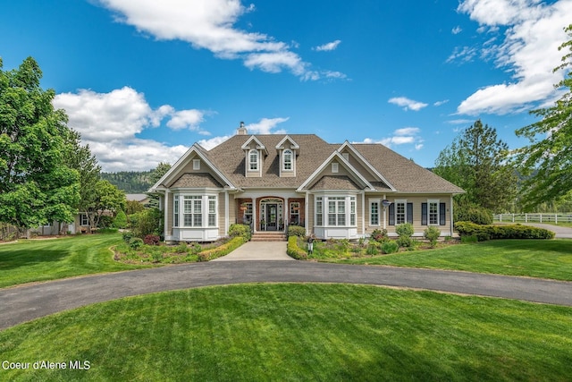 craftsman inspired home featuring a front yard