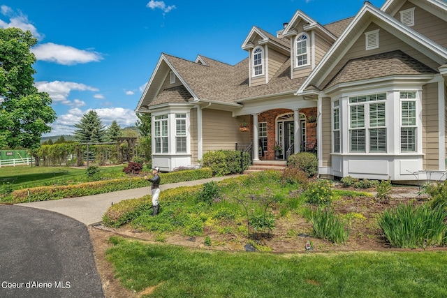 view of front of property featuring a front yard