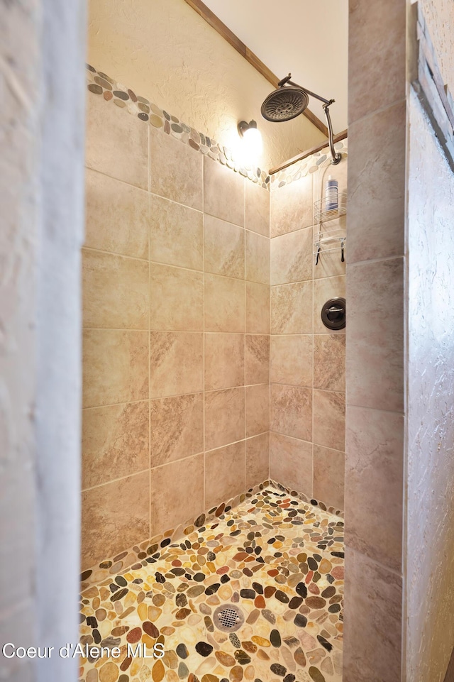 bathroom featuring a tile shower