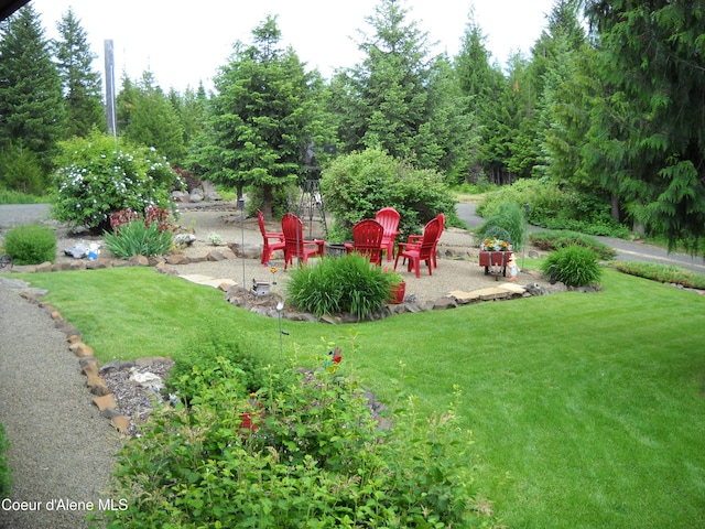 view of yard featuring a fire pit