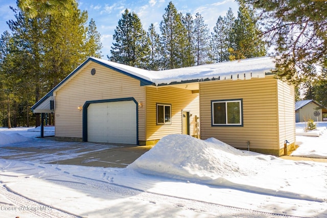 view of front facade featuring a garage