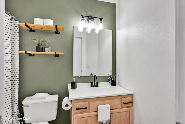 bathroom with a shower with shower curtain, vanity, and toilet