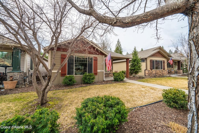 view of front of property featuring a front lawn