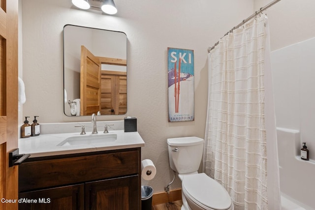 full bathroom featuring vanity, toilet, and a shower with curtain