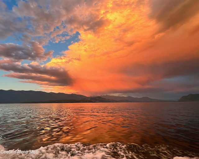 water view featuring a mountain view