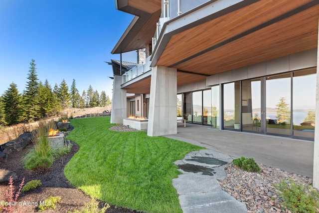 view of yard with a patio area