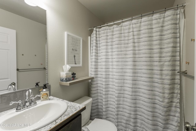 full bathroom featuring a shower with curtain, vanity, and toilet