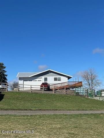 view of front of house with fence and a front lawn