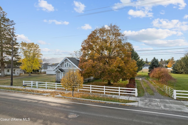 view of front of house featuring a fenced front yard and a front lawn