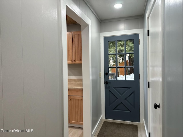 entryway featuring a decorative wall