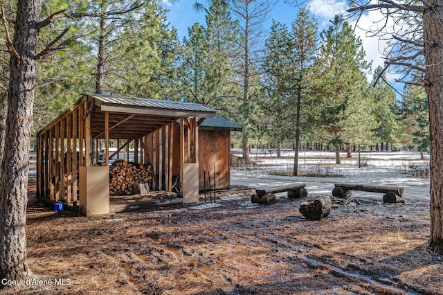 view of yard with an outdoor structure