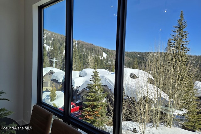 room details featuring a view of trees