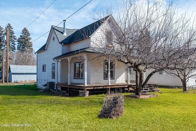 view of front of house featuring a porch, a front lawn, a shingled roof, and cooling unit