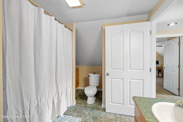 full bath featuring lofted ceiling, toilet, vanity, baseboards, and a shower with curtain