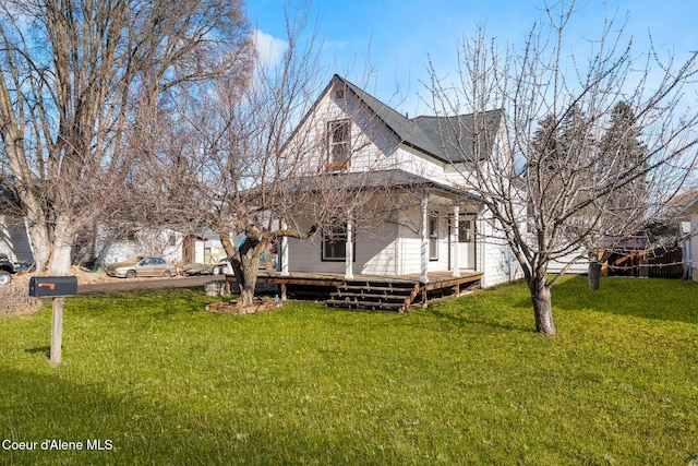 view of front of home featuring a shingled roof and a front yard