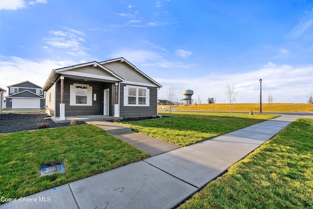 view of front facade featuring a front yard