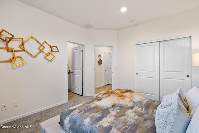 bedroom featuring carpet floors, visible vents, baseboards, and a closet