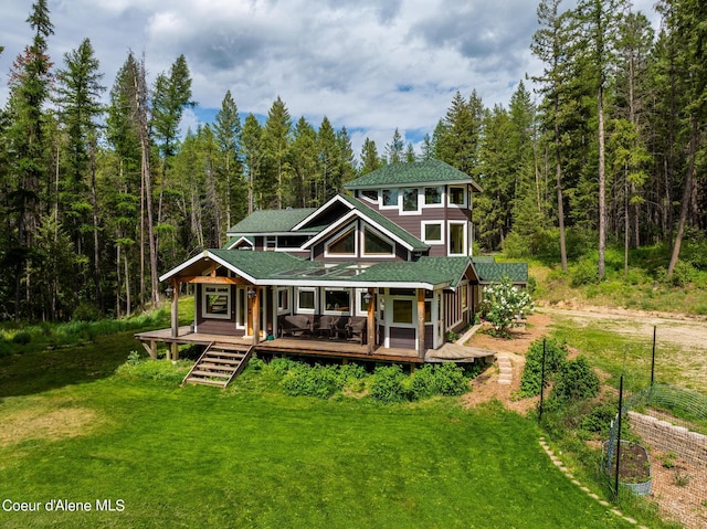 view of front of property with dirt driveway, a front lawn, and a wooded view