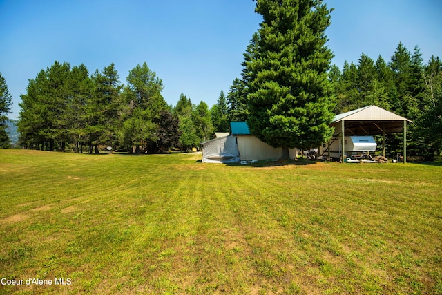 view of yard featuring a detached carport