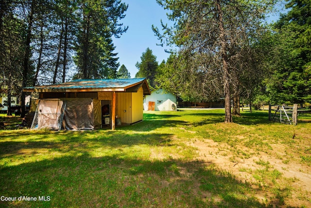 view of yard with an outdoor structure