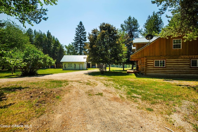 view of yard featuring driveway