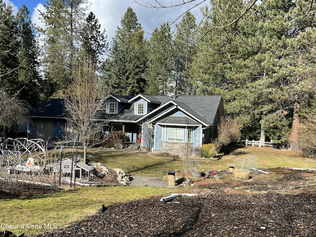 view of front facade featuring a front lawn