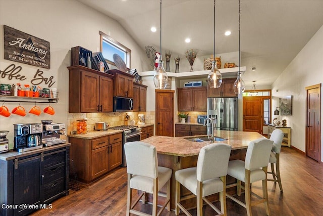 6489 E Kyong, Post Falls, ID 83854 - kitchen with appliances with stainless steel finishes, a sink, dark wood-style flooring, decorative backsplash, and vaulted ceiling