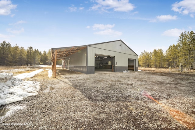 view of pole building featuring gravel driveway