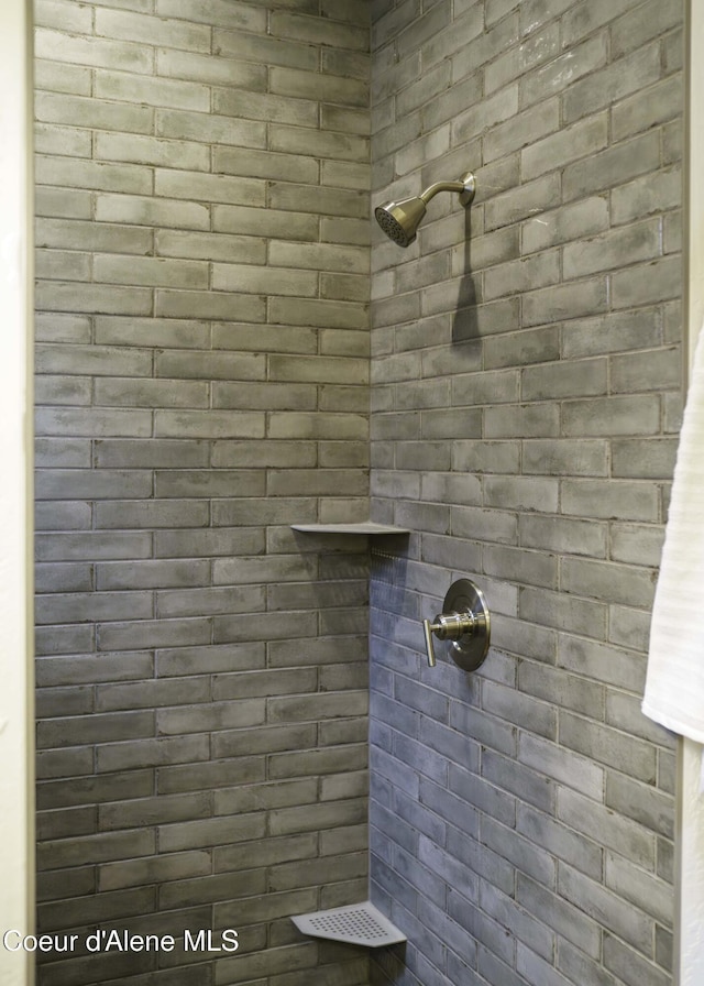 4550 E Savea Ln, Post Falls, ID 83854 - bathroom featuring a tile shower