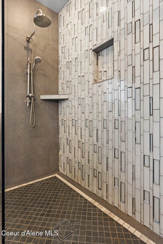 interior details with a tile shower