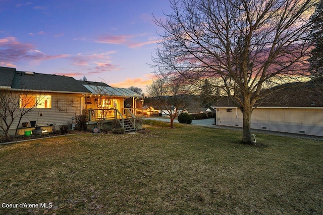 view of yard at dusk