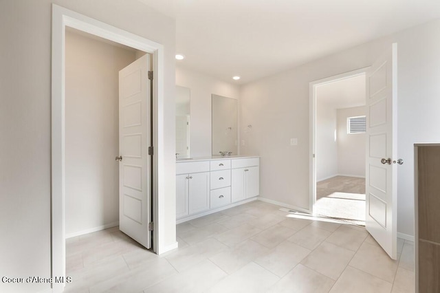 full bath featuring double vanity, visible vents, baseboards, and recessed lighting