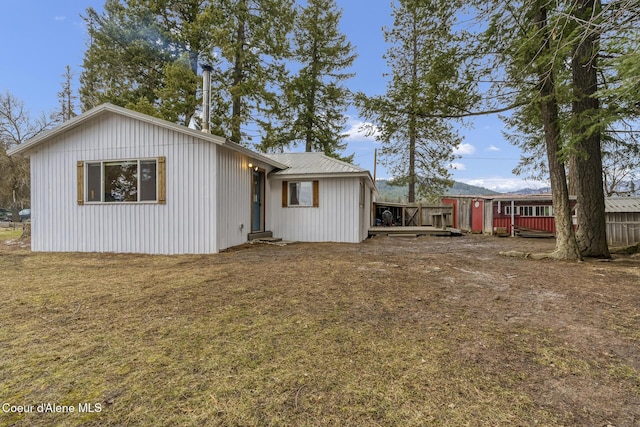 view of front of property with a front yard