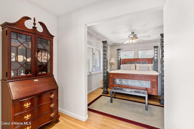 bedroom featuring light wood-style floors, baseboards, and ceiling fan