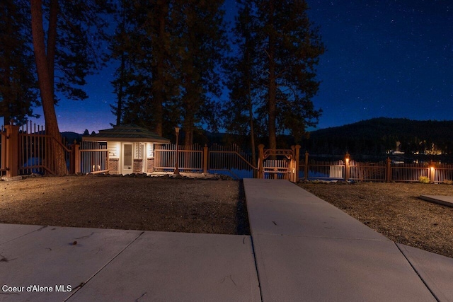 view of front of house featuring a gate and a fenced front yard