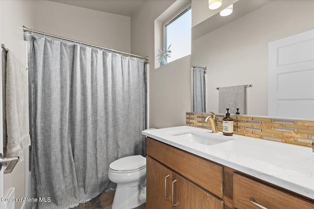 full bath with toilet, a shower with curtain, and vanity