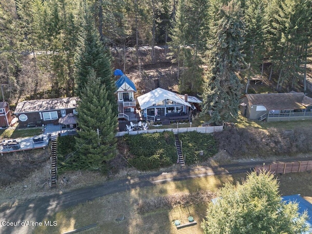 bird's eye view featuring a wooded view