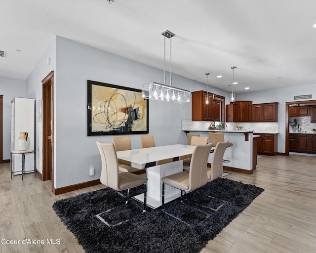 dining area featuring recessed lighting, light wood-type flooring, visible vents, and baseboards