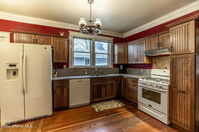 kitchen with crown molding, dark wood-type flooring, a sink, white appliances, and under cabinet range hood