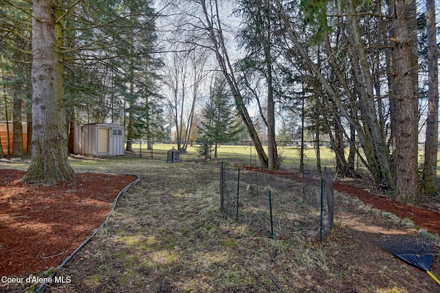 view of yard featuring an outdoor structure, a storage unit, and fence