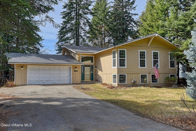 view of front of home featuring a garage, a front lawn, and driveway