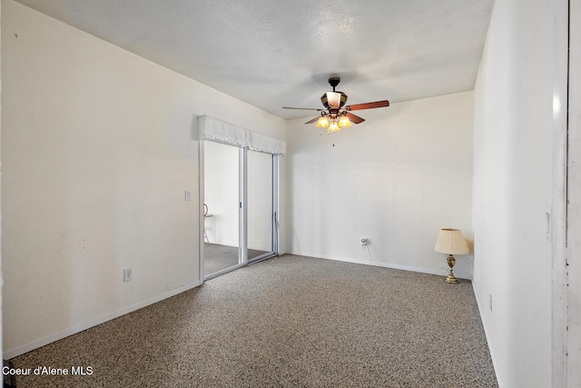 empty room with ceiling fan, speckled floor, and baseboards