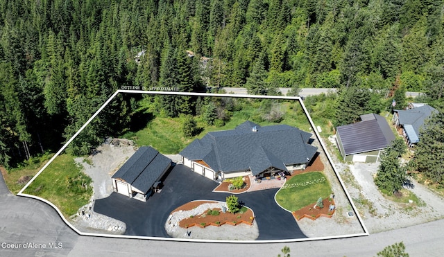 birds eye view of property featuring a forest view