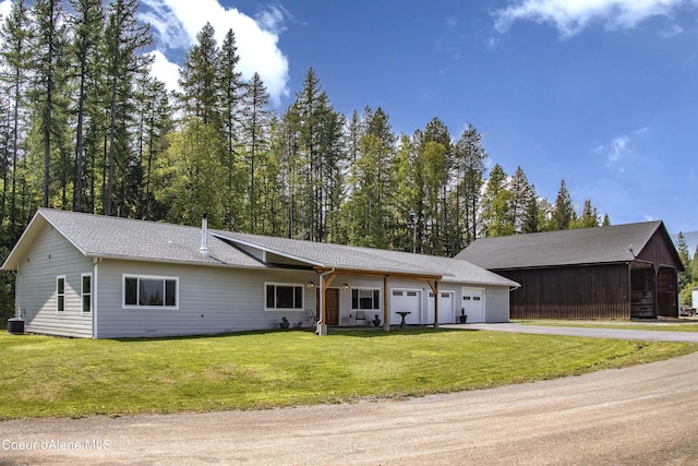 view of front facade featuring an attached garage, driveway, and a front lawn