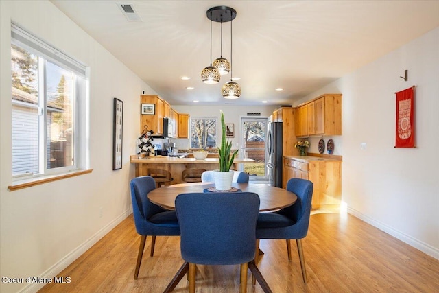dining room featuring recessed lighting, baseboards, visible vents, and light wood-type flooring