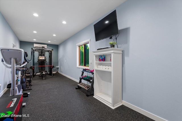 workout room featuring recessed lighting and baseboards