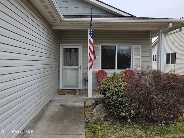 entrance to property featuring a porch